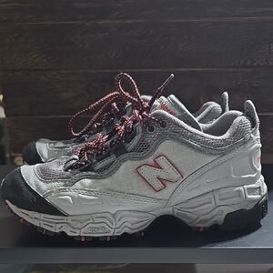 New Balance Gray and Black Sneakers with Rugged Design